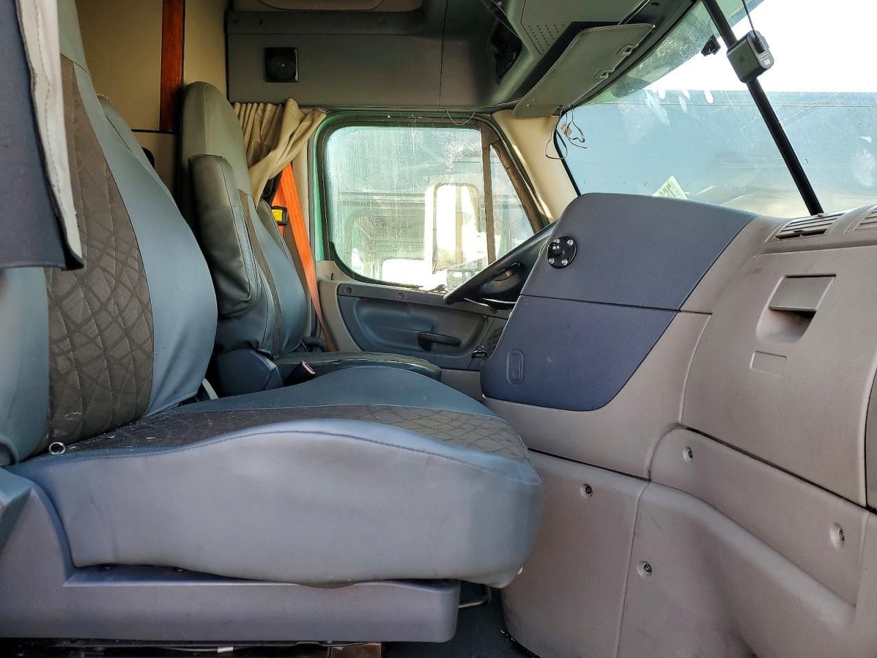 2015 Freightliner Cascadia Semi Truck