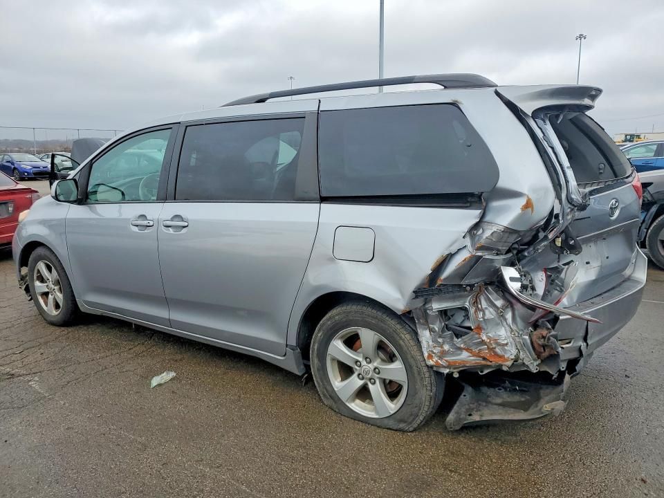 2012 Toyota Sienna le 8 Passenger