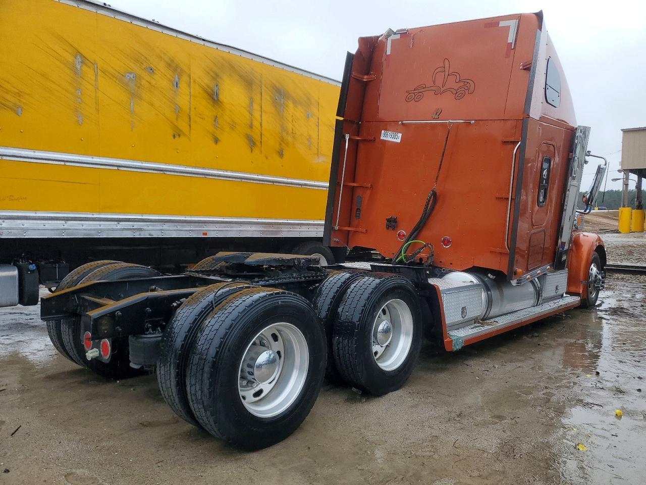 2013 Freightliner Coronado Semi Truck