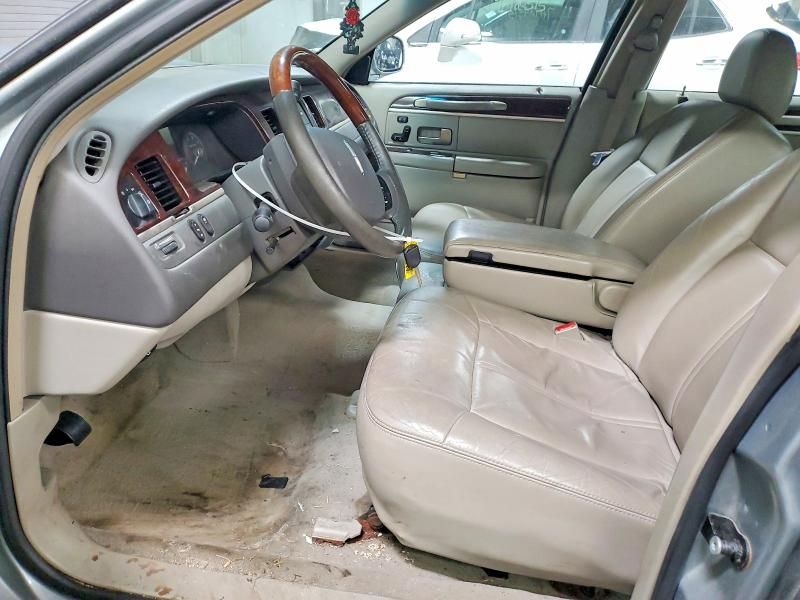 2006 Lincoln Town car Signature Limited