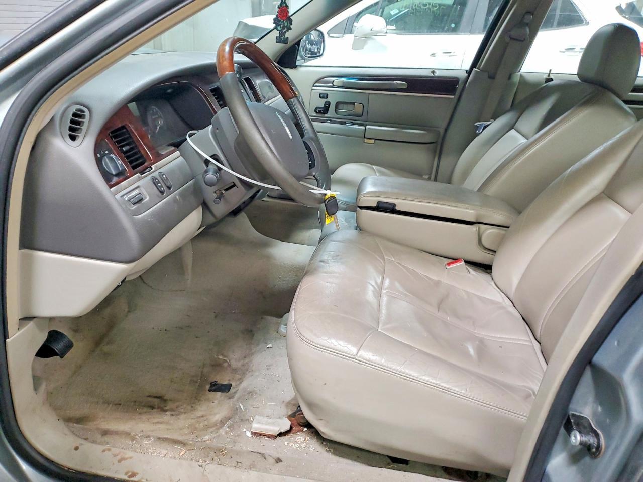2006 Lincoln Town car Signature Limited