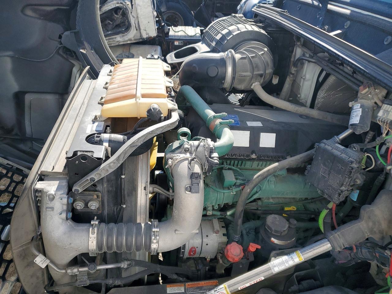 2020 Volv O VNR Semi Truck