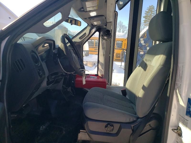 2015 Ford F550 Super Duty Shuttle bus