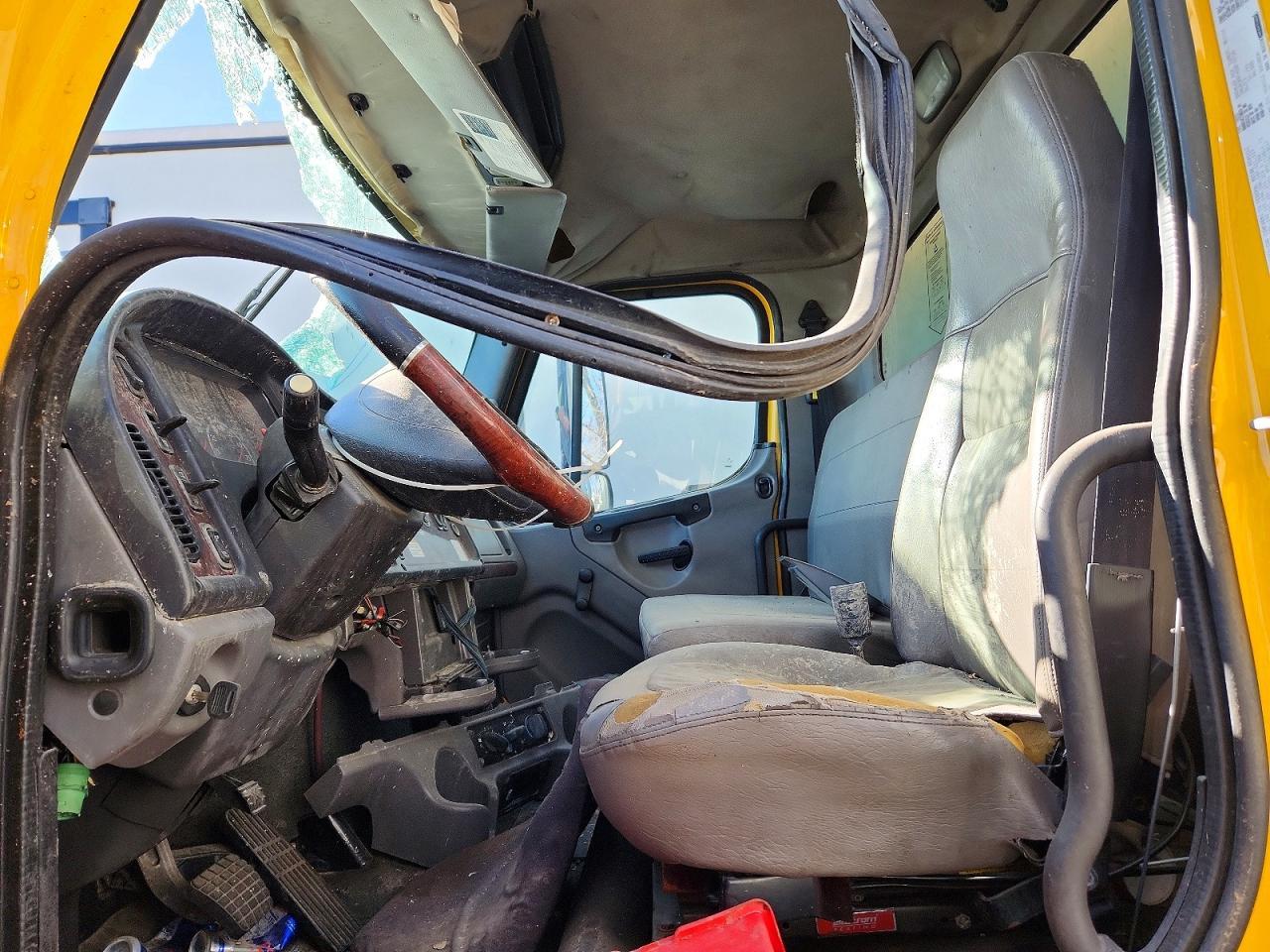 2014 Freigliner 2014 Freightliner Business Class M2 BOX Truck