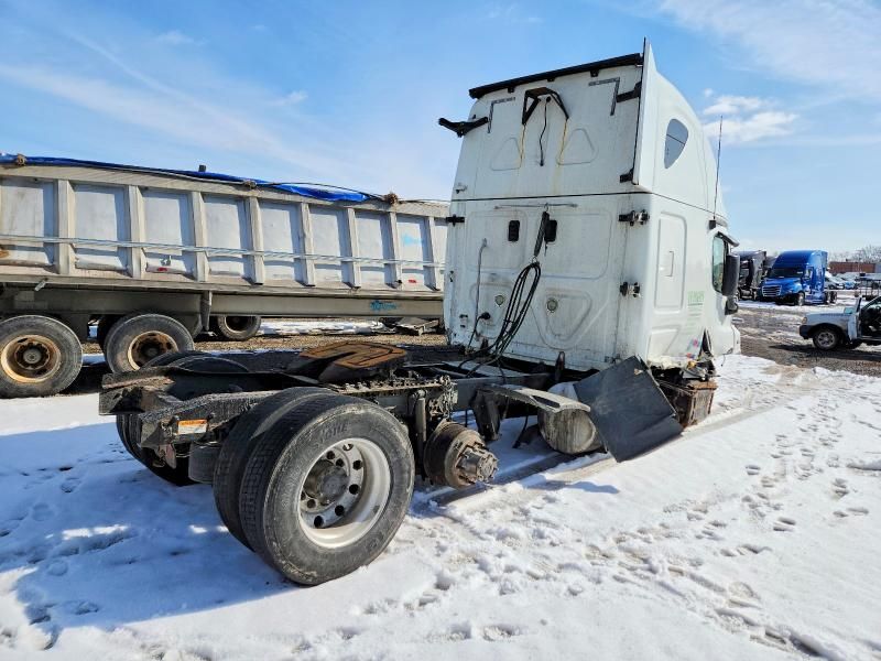 2013 Freightliner Cascadia Semi Truck
