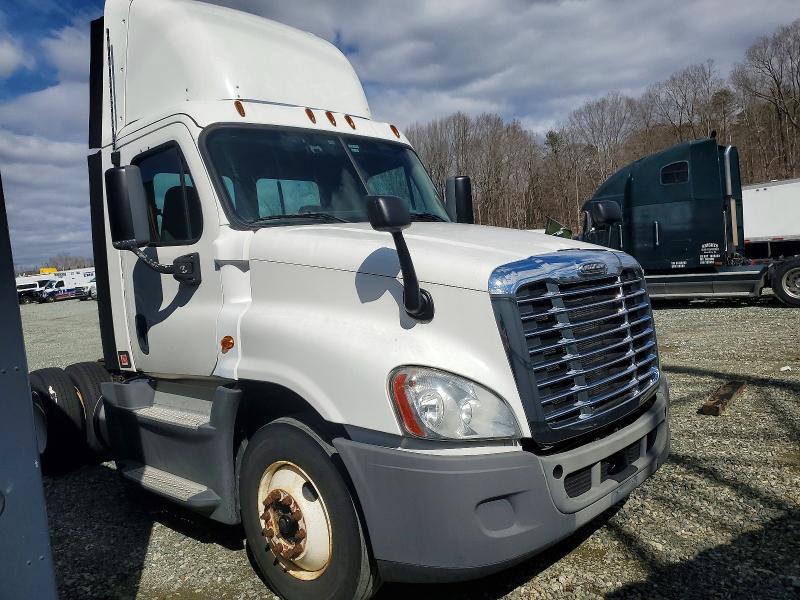 2015 Freightliner Cascadia Semi Truck