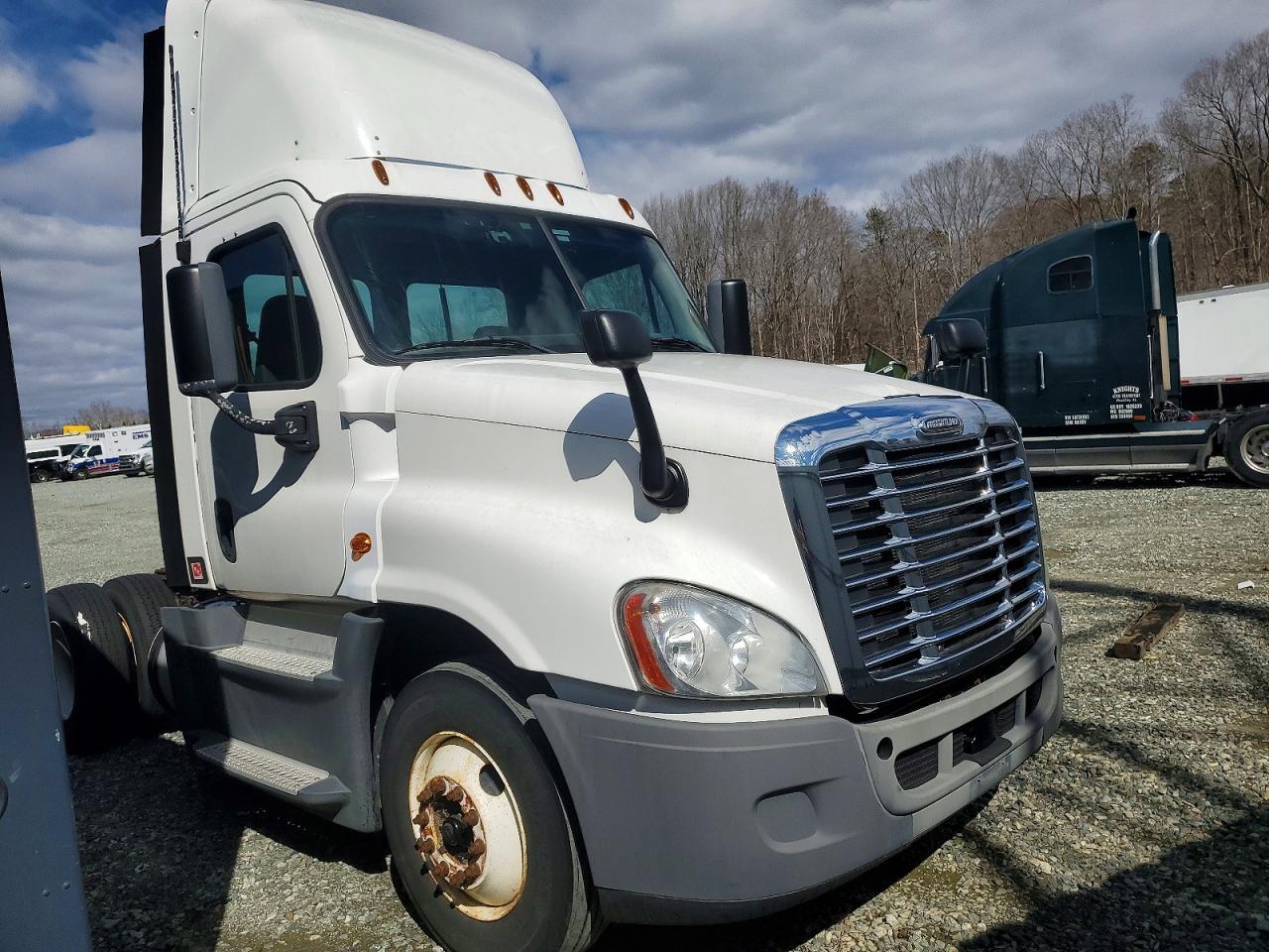2015 Freightliner Cascadia Semi Truck