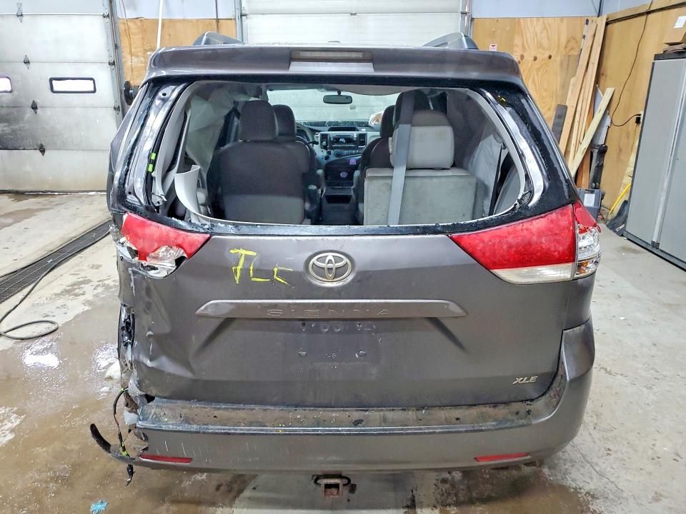 2013 Toyota Sienna xle 8-passenger