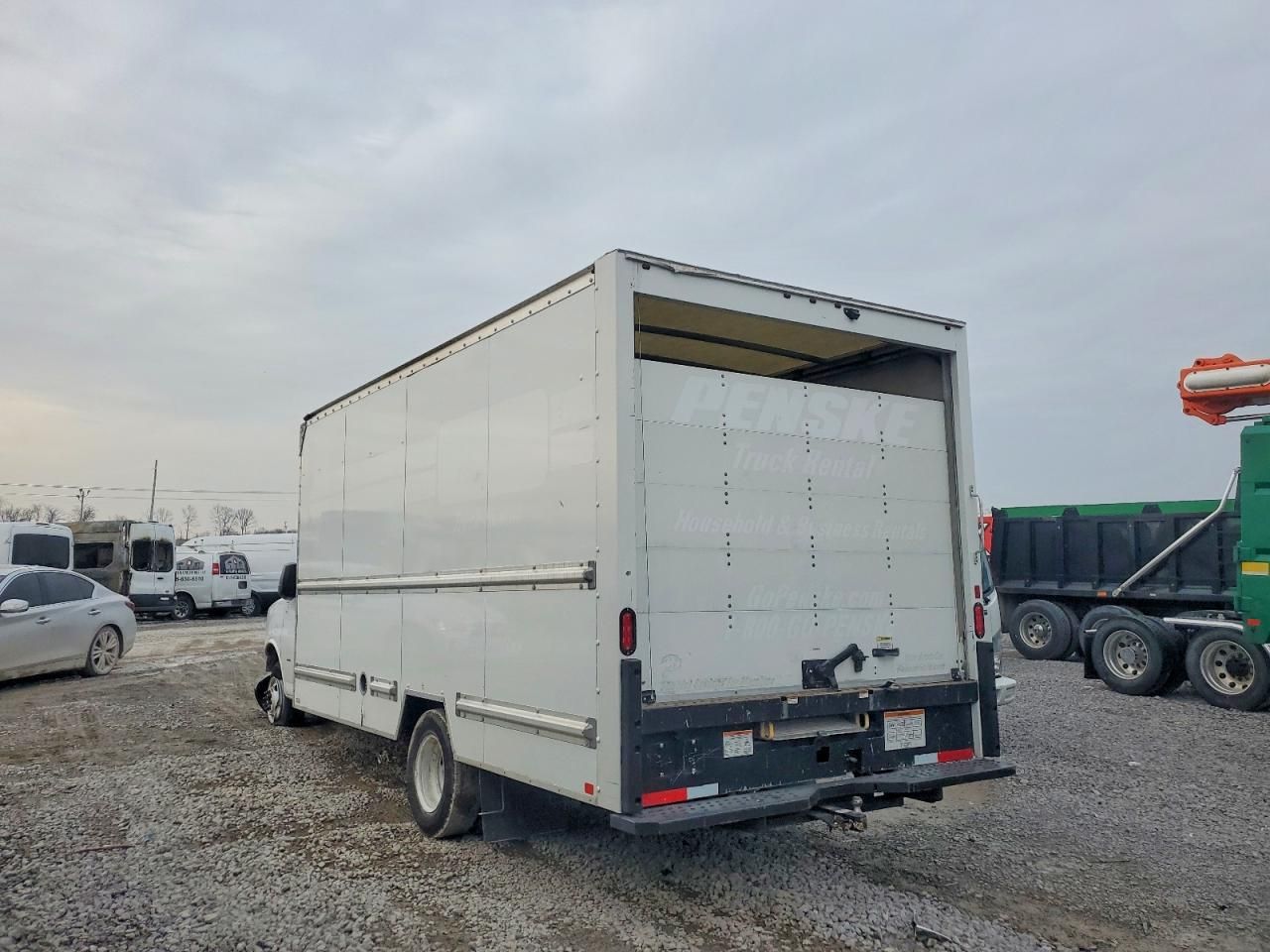 2022 GMC Savana CUT-BOX Truck