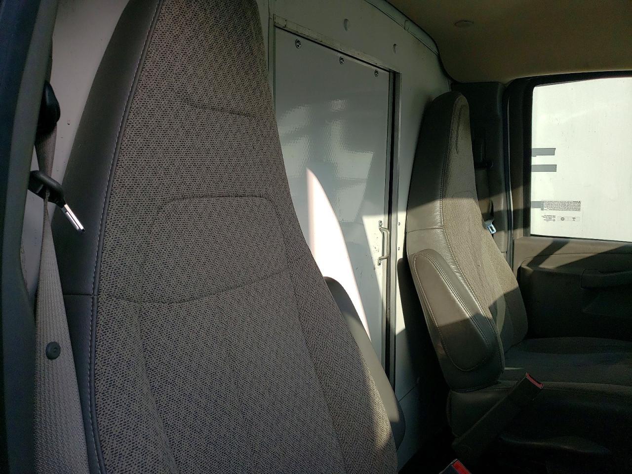 2022 Chev Rolet Express BOX Truck