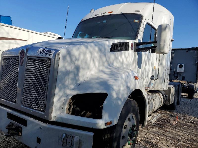 2016 Kenworth T880 Semi Truck