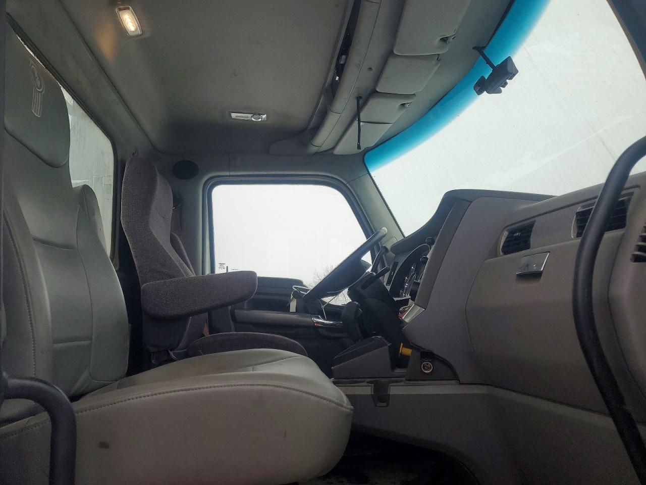 2016 Kenworth T680 Semi Truck