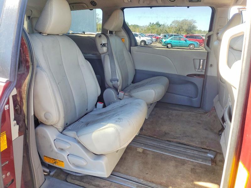 2013 Toyota Sienna xle 8-passenger