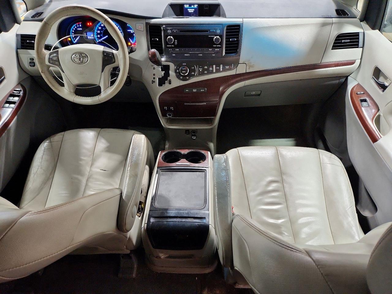 2013 Toyota Sienna xle 8-passenger