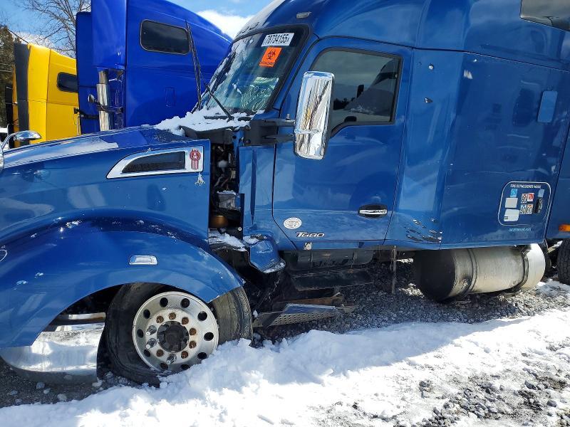 2017 Kenworth T680 Semi Truck