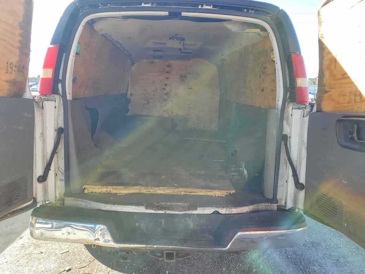2003 Chev Express Passenger 35
