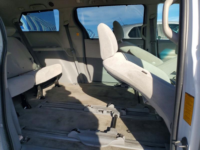 2012 Toyota Sienna le 8-passenger