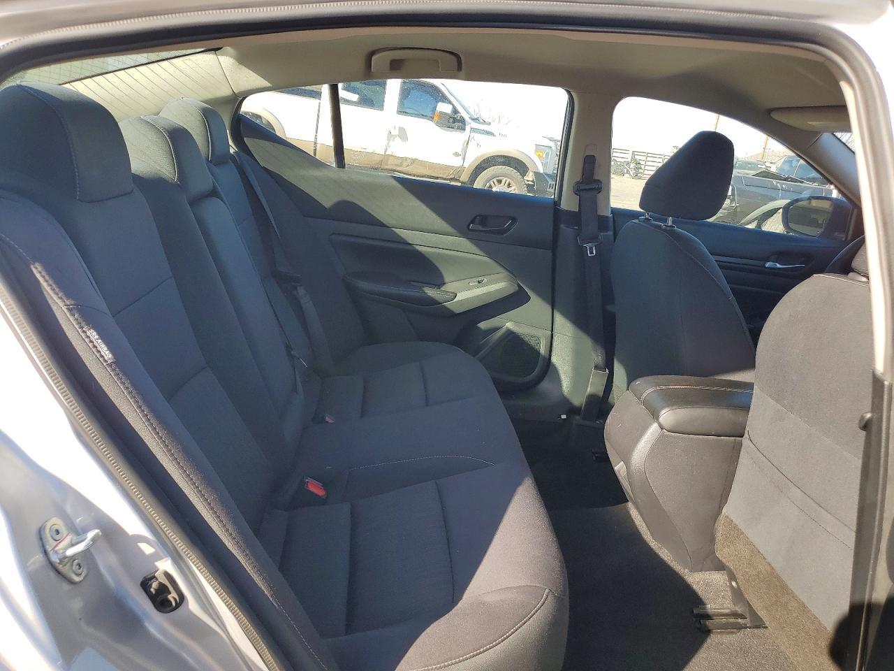 2024 Niss Altima sv