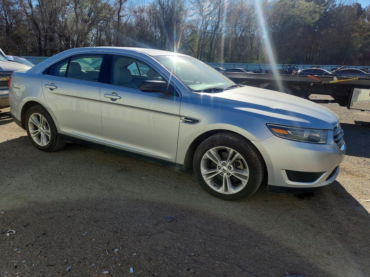 2015 Ford Taurus se