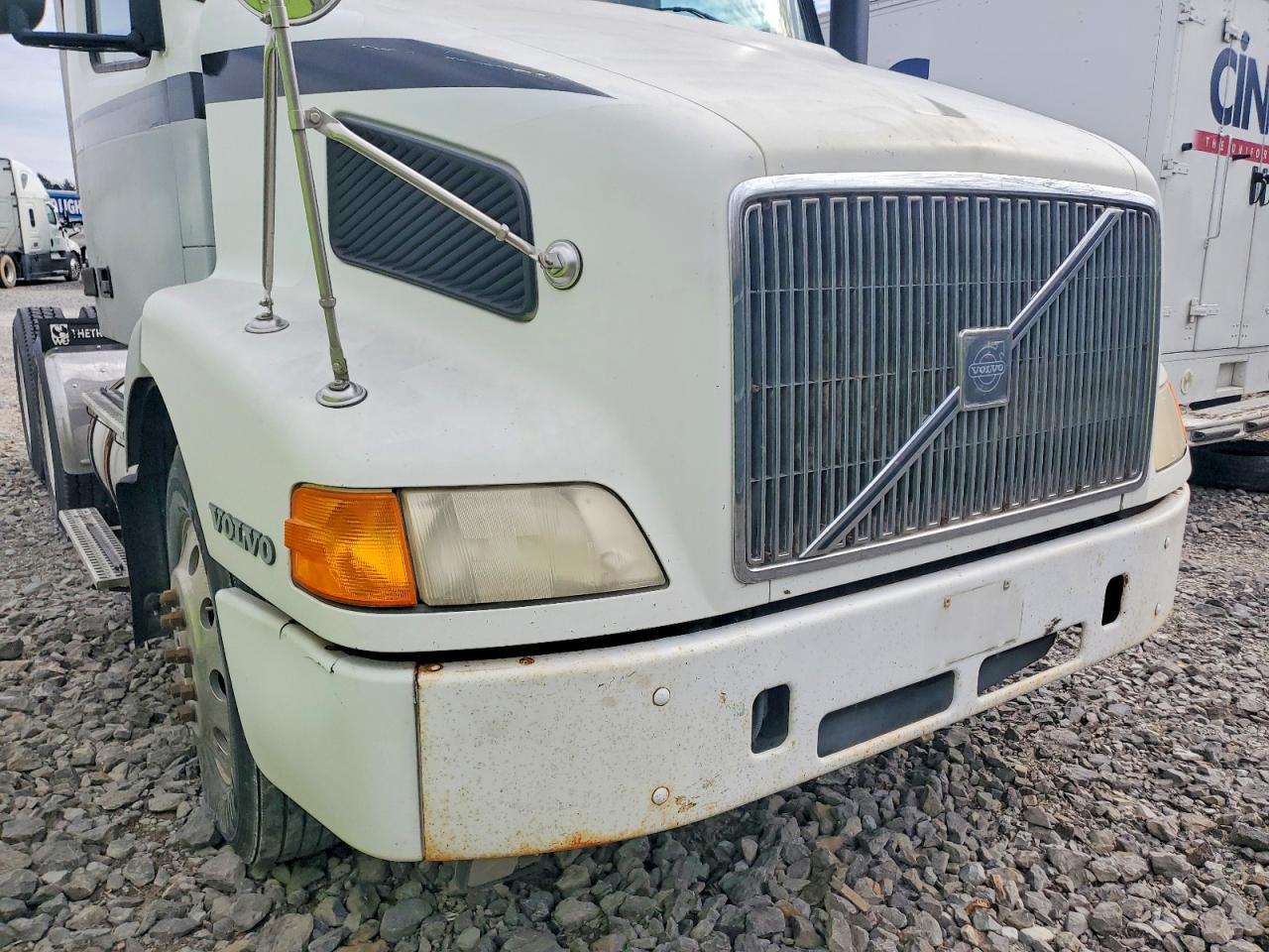 1999 Volvo VN Semi Truck