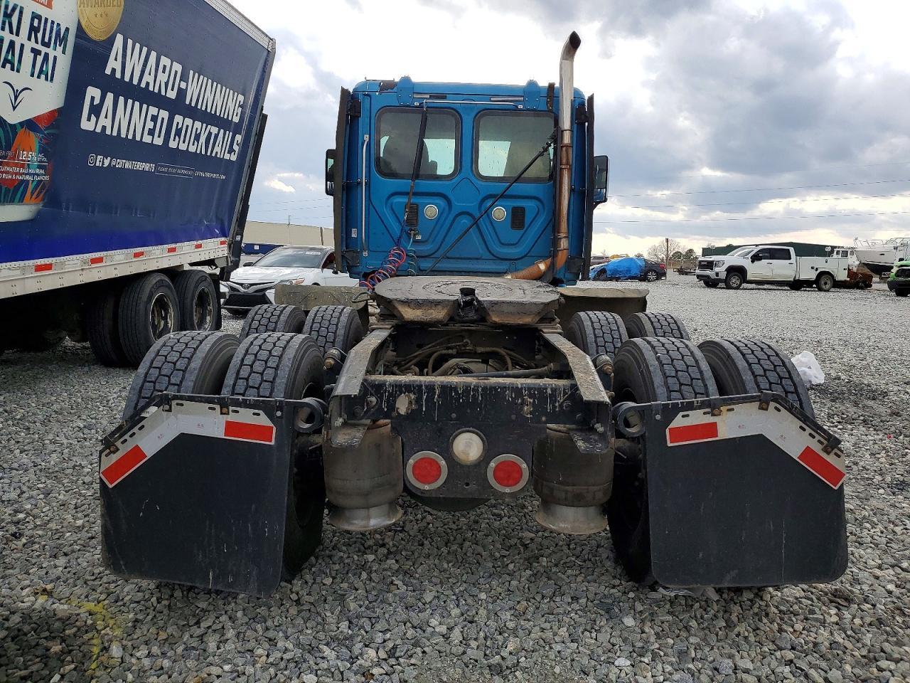 2012 Freightliner Cascadia Semi Truck