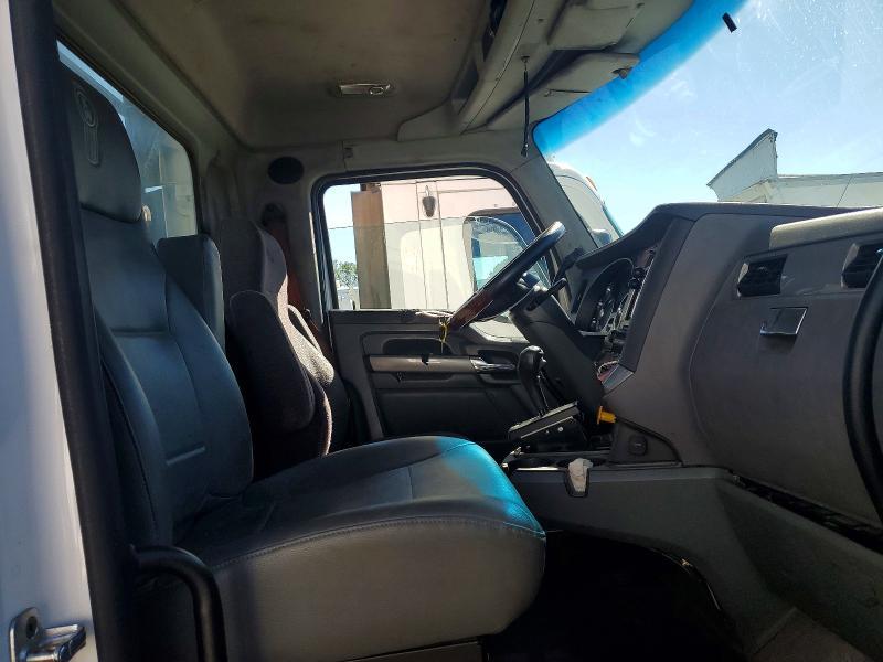 2016 Kenworth T680 Semi Truck