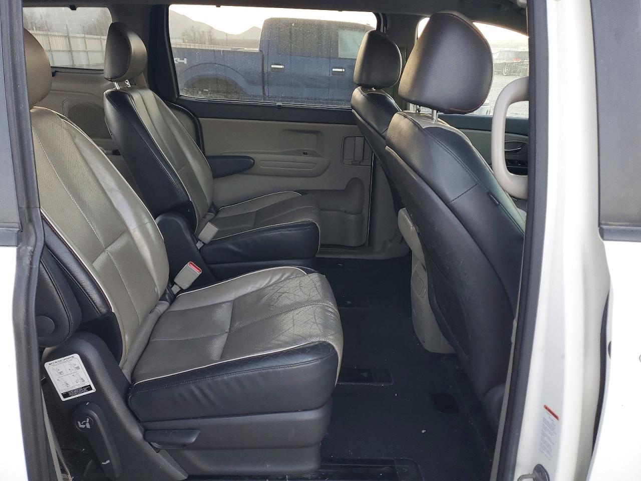 2017 KIA Sedona lx