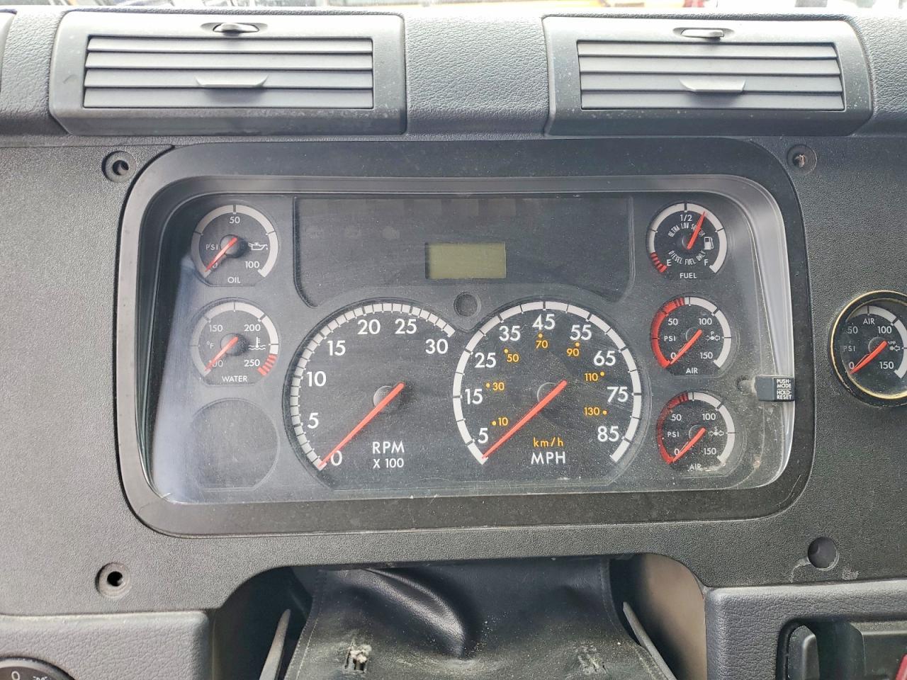 2009 Freightliner Cascadia Semi Truck