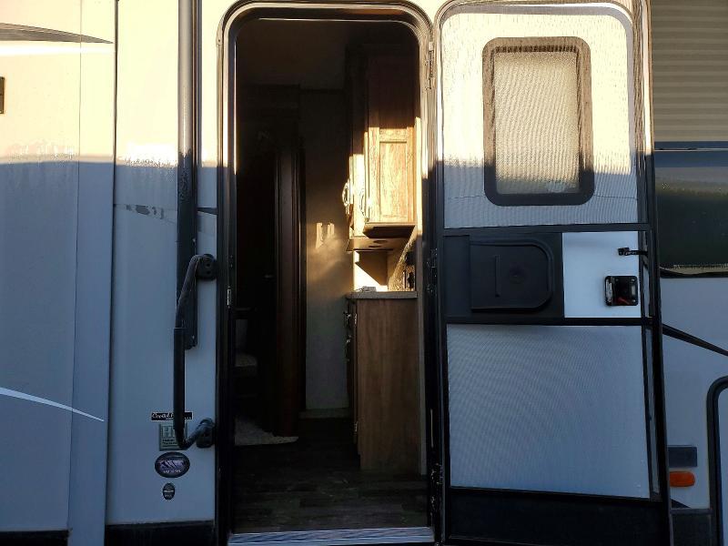 2016 Keystone Montana Camper