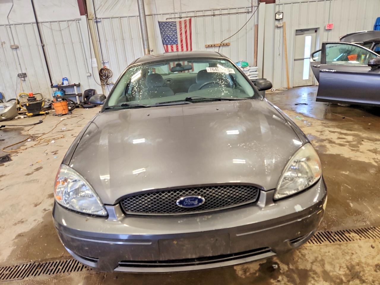2005 Ford Taurus se
