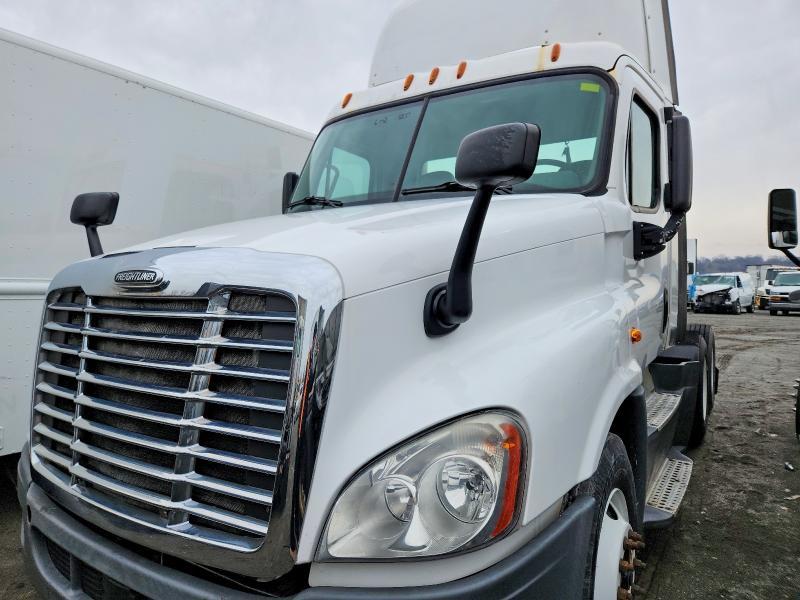 2015 Freightliner Cascadia Semi Truck