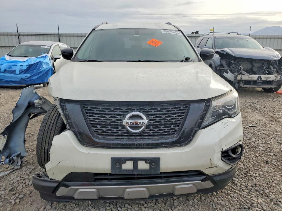 2020 Nissan Pathfinder sv