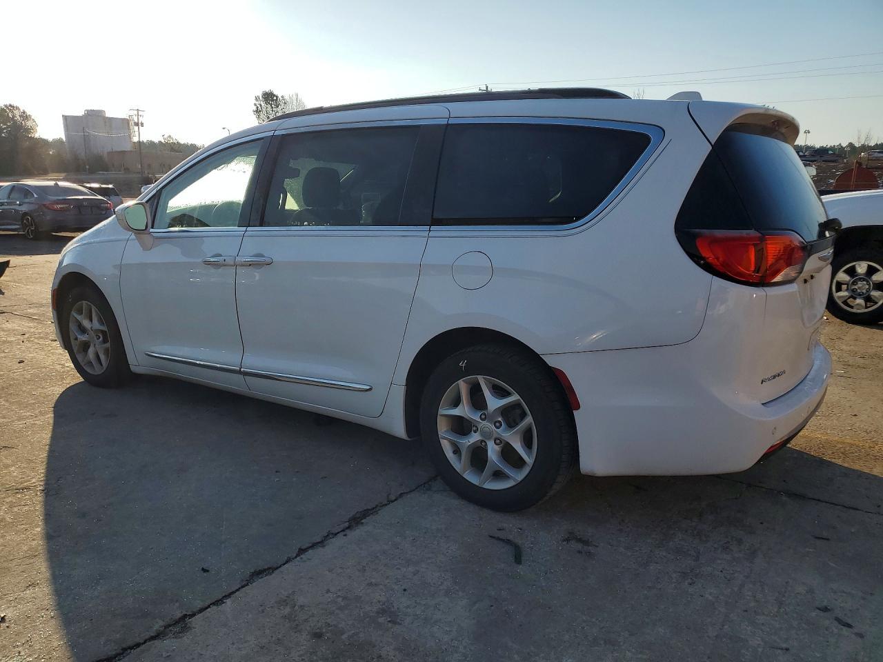 2017 Chrysler Pacifica Touring l