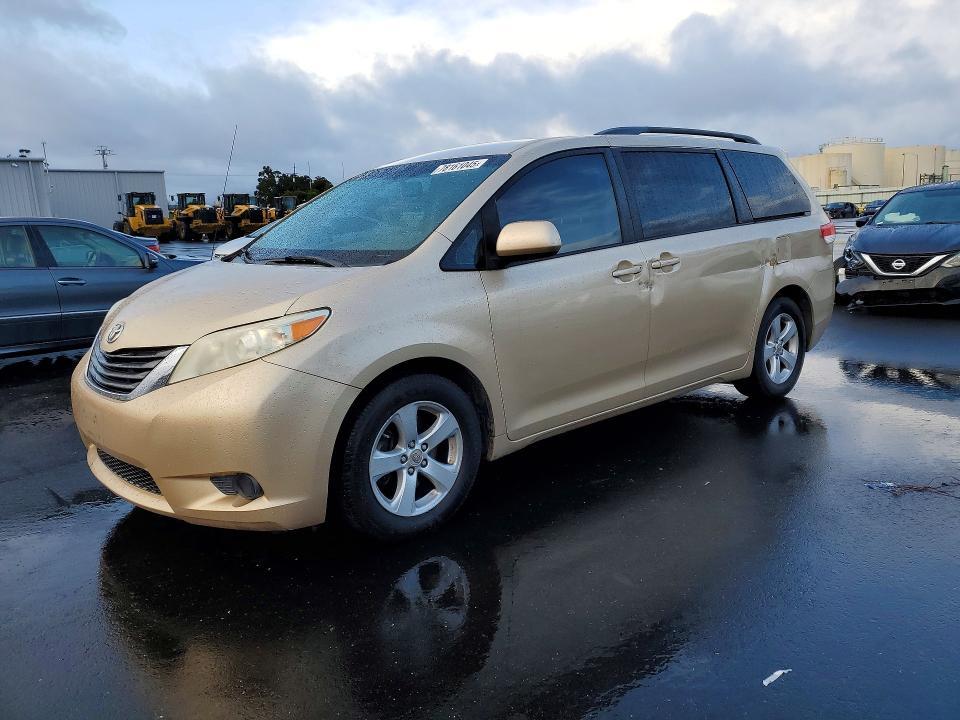 2012 Toyota Sienna le 8-passenger