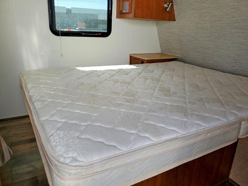 2012 Lance 2285 Camper