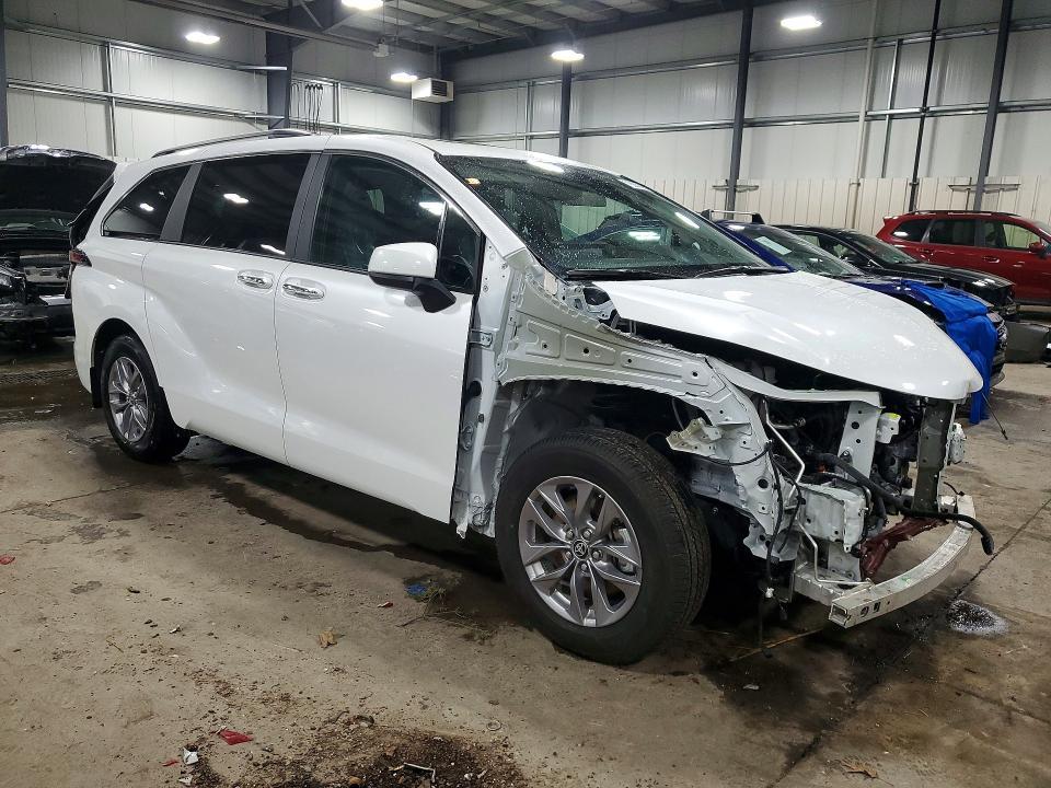 2025 Toyota Sienna xle