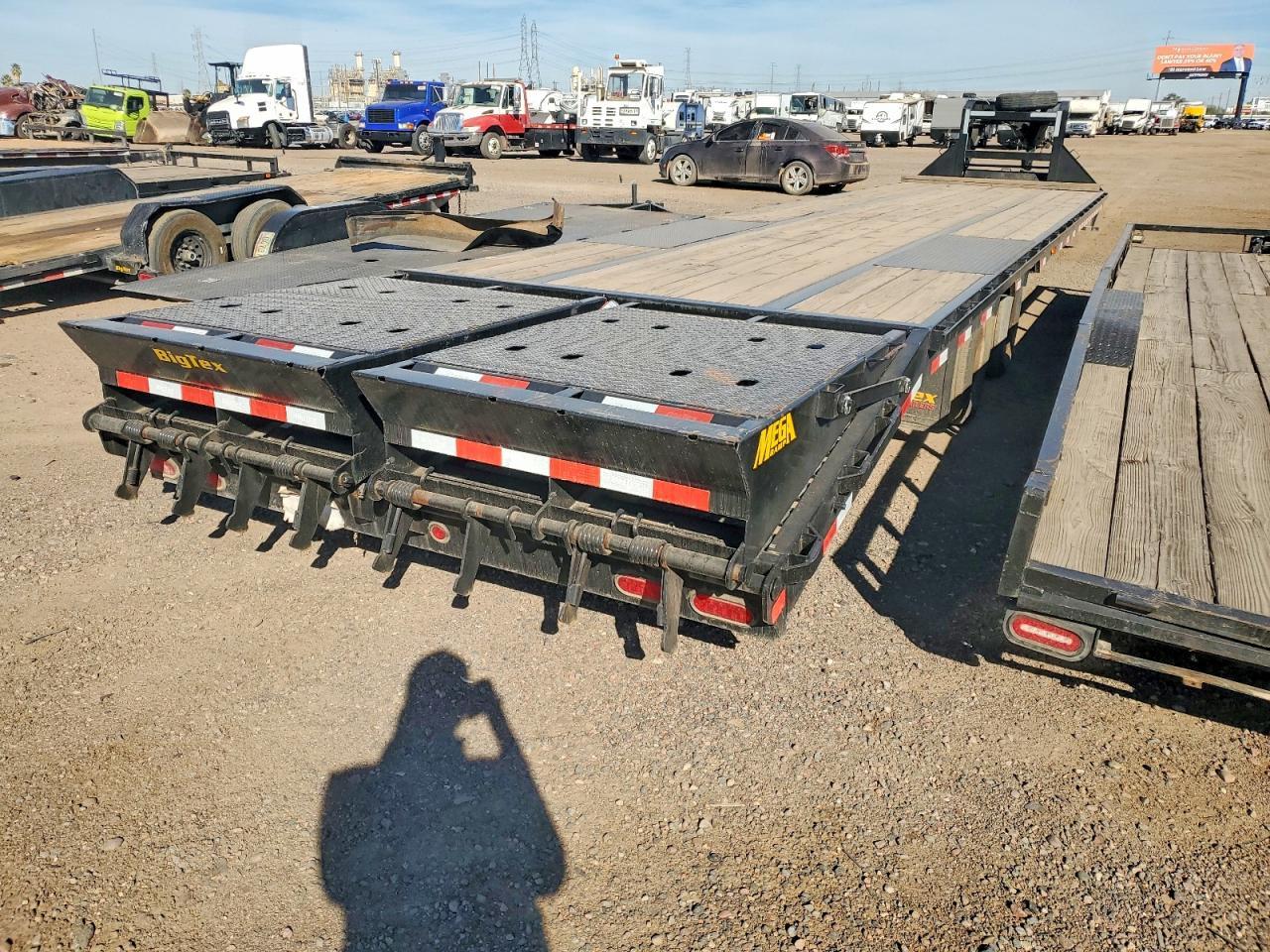 2024 Bigtex 2024 BIG TEX 25GN-35BK+5MR Equipment Trailer