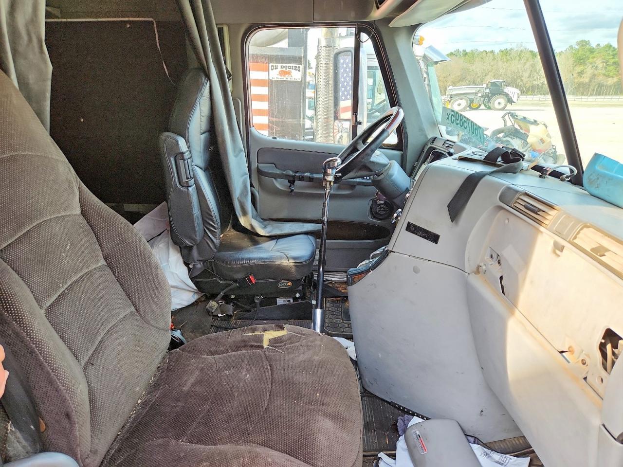 2002 Freightliner Conventional Columbia