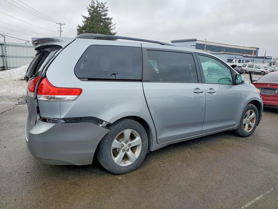 2012 Toyota Sienna le 8 Passenger
