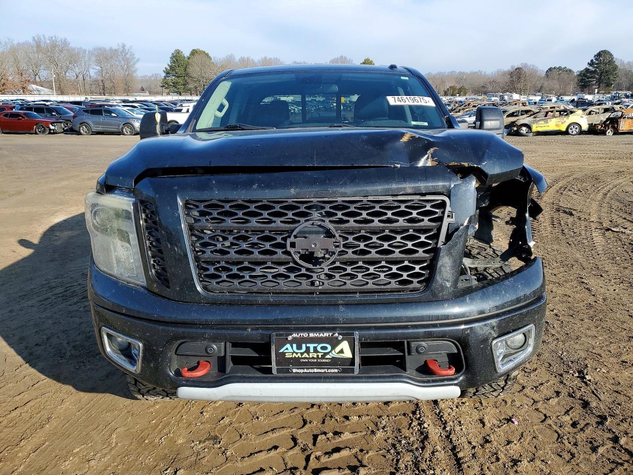 2017 Nissan Titan sv