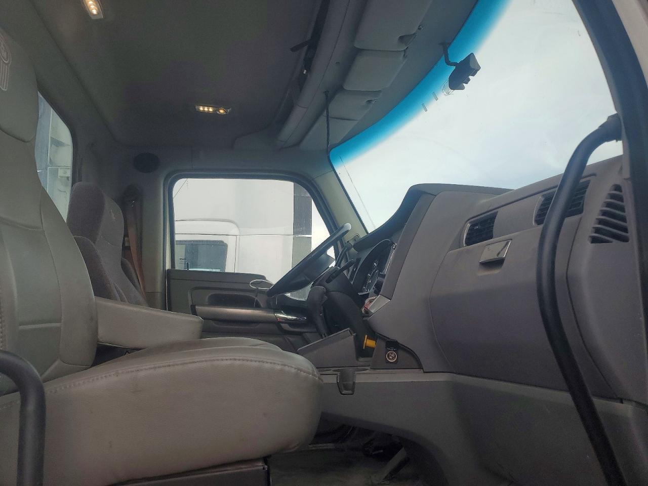 2016 Kenworth T680 Semi Truck