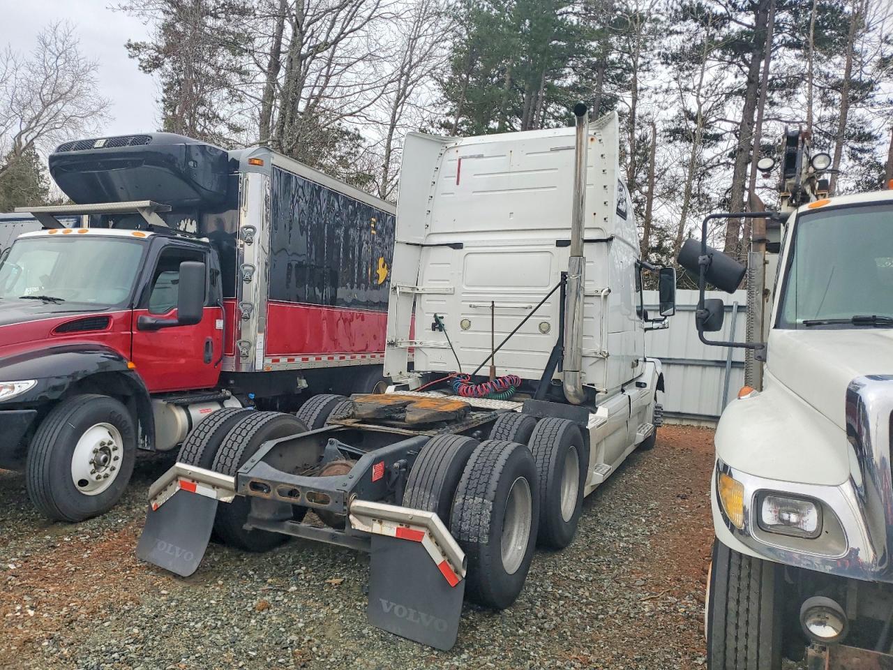 2012 Volvo VNL Semi Truck