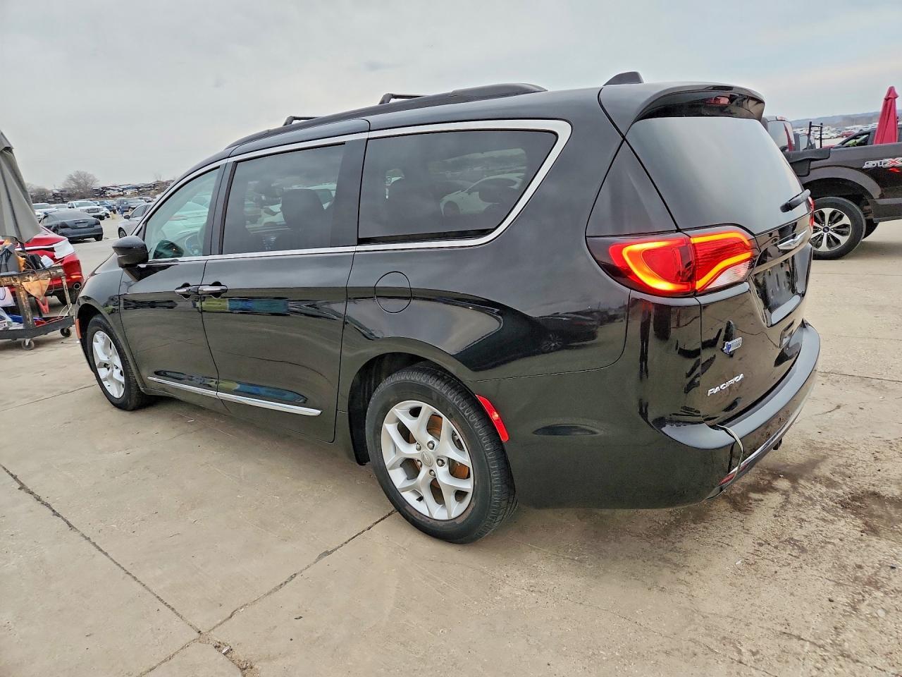 2017 Chrysler Pacifica Touring l