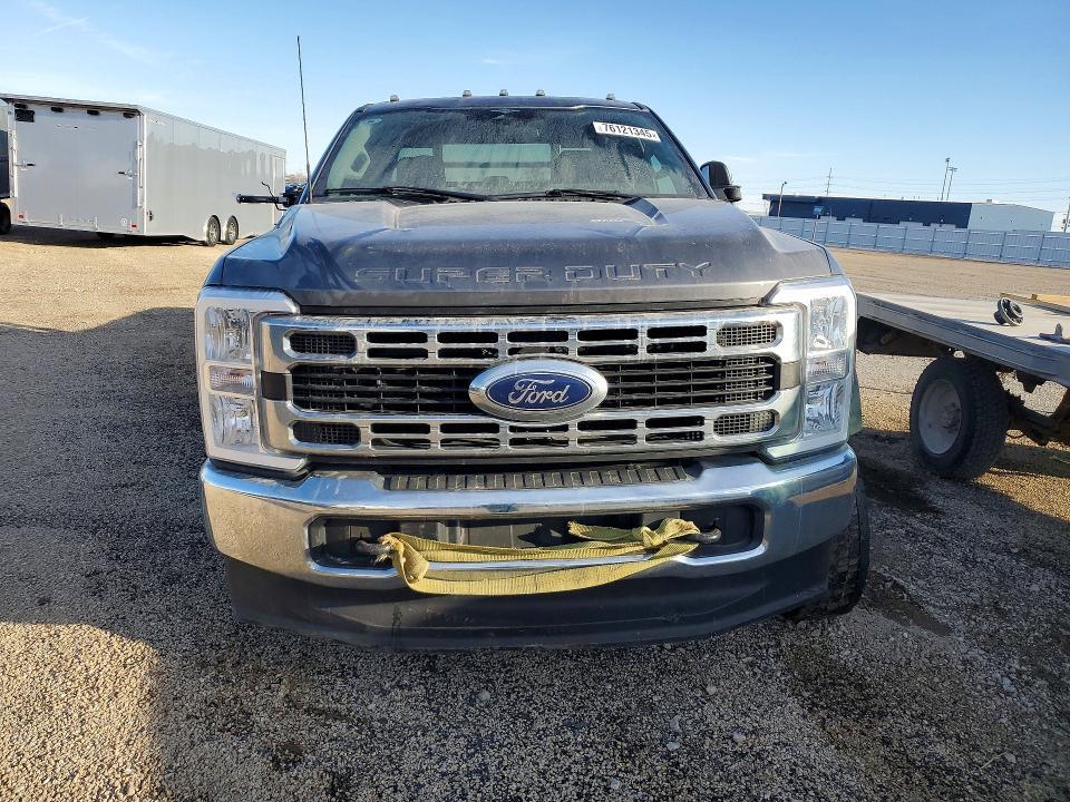 2023 Ford F550 Super Duty Flatbed Truck