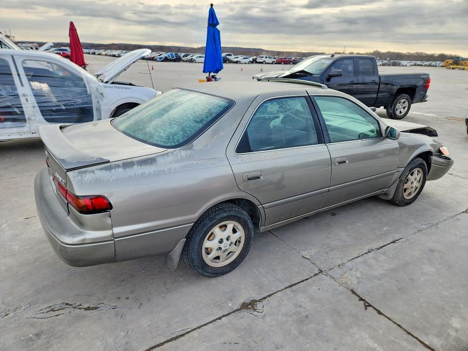 1999 Toyota Camry le
