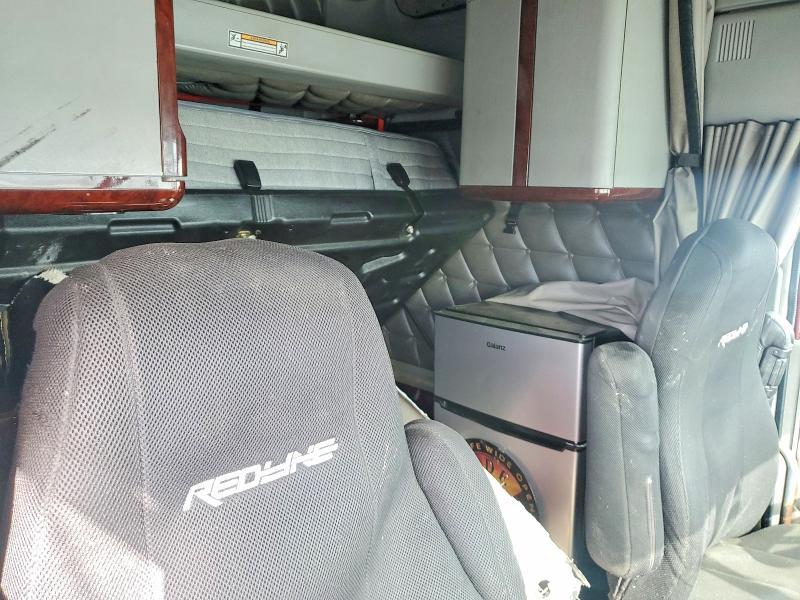 2016 Freightliner Coronado Semi Truck