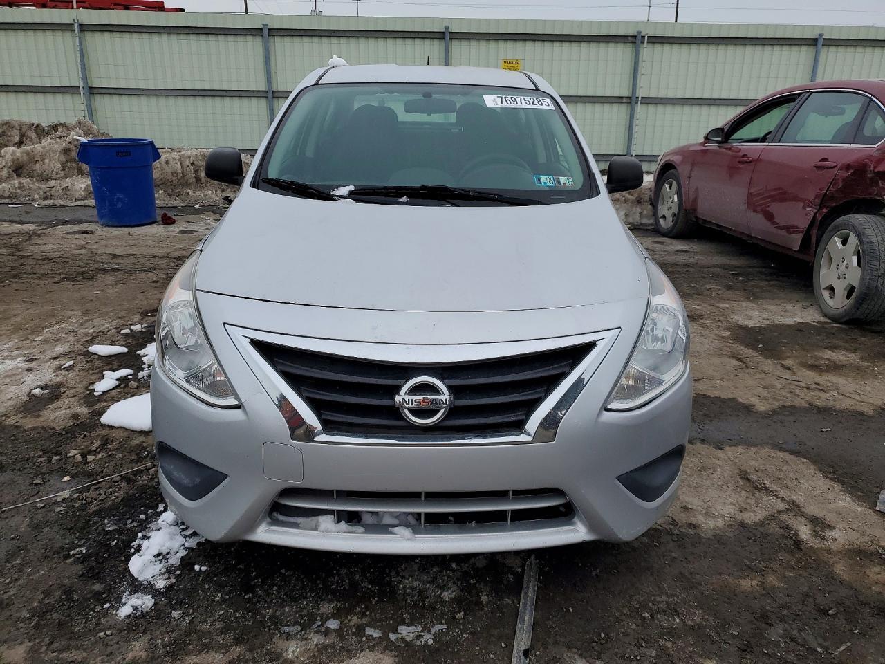 2015 Niss Versa s