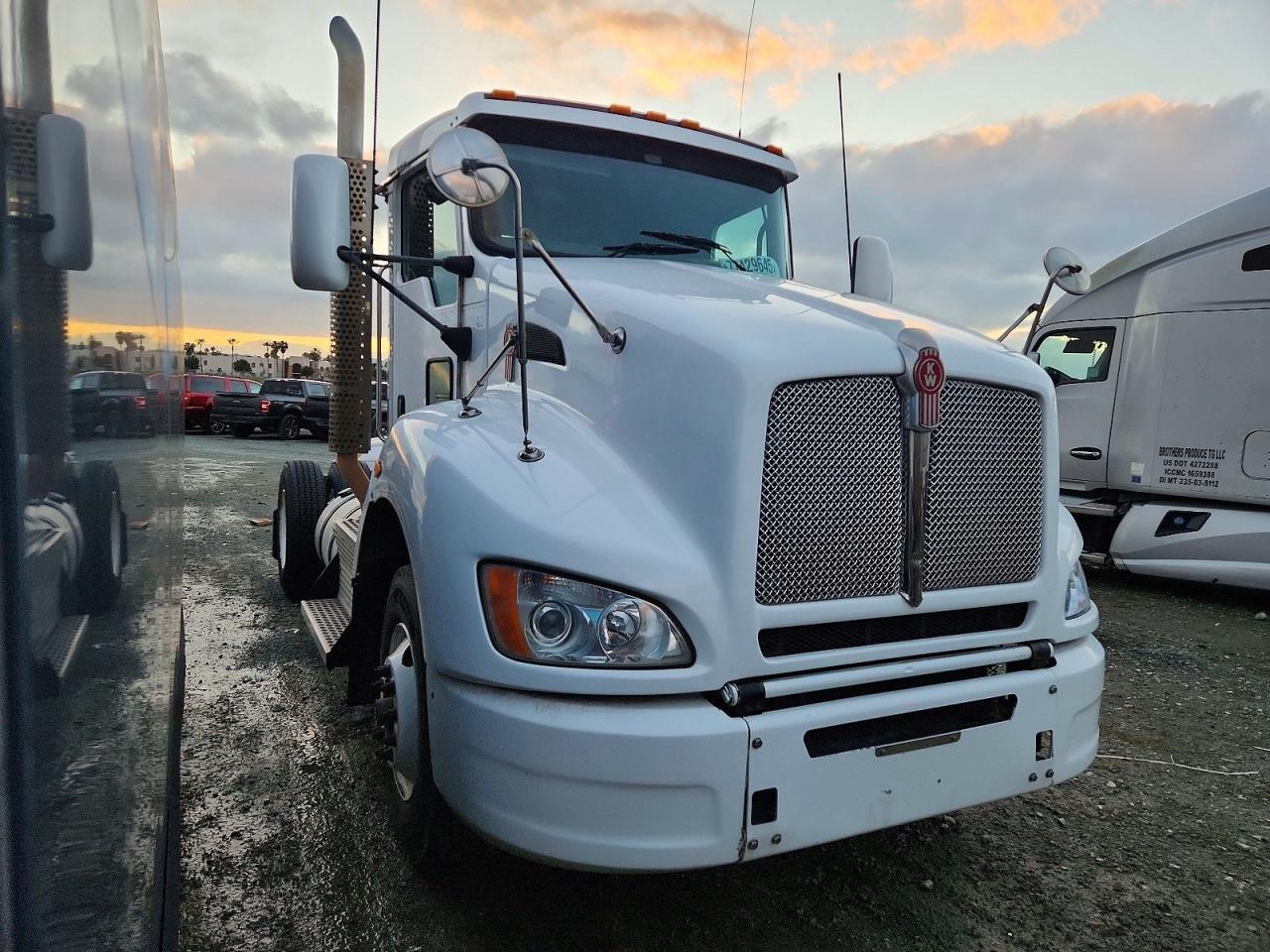 2015 Kenworth T400 Semi Truck