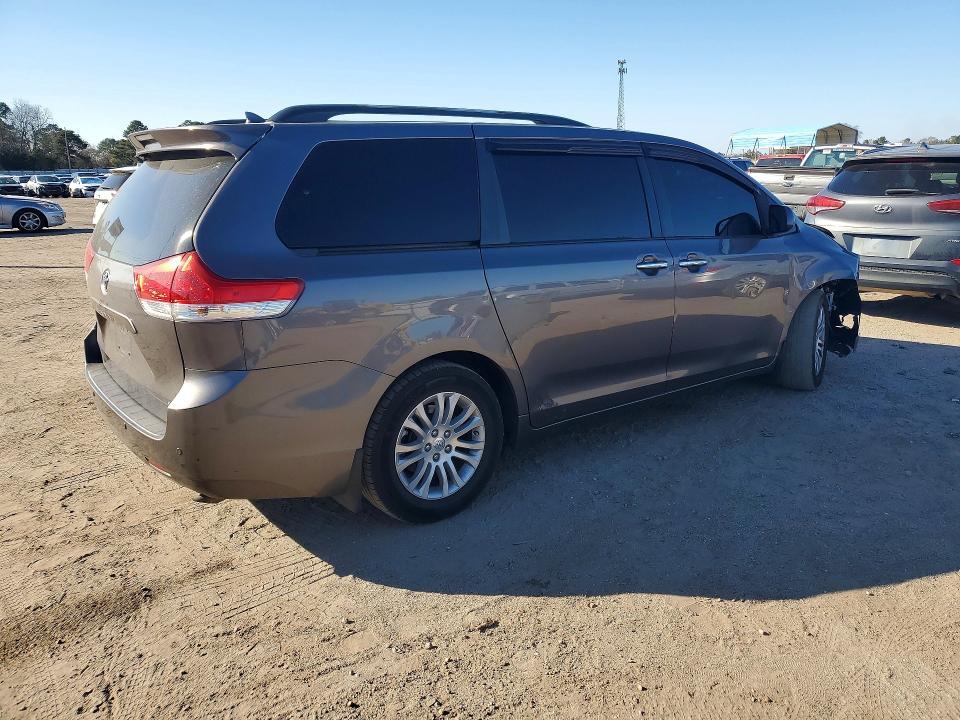 2011 Toyota Sienna xle 8-passenger