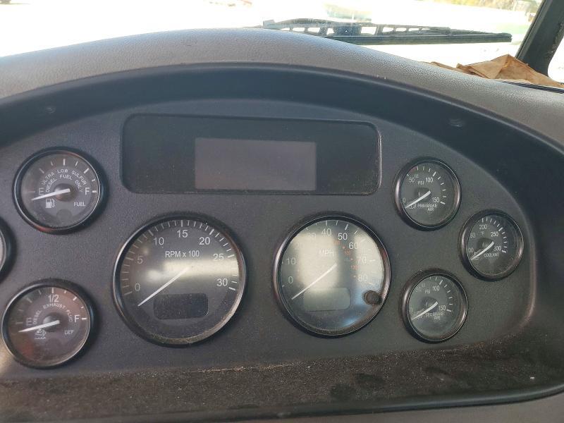 2016 Peterbilt 382 Semi Truck